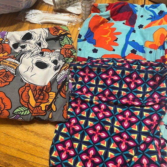 TC2 LuLaRoe leggings 7 pair. 6 floral and one skulls/halloween - Picture 3 of 3